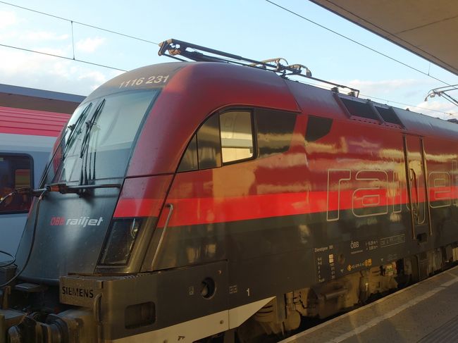 今回ウィーンへはミュンヘンから鉄道で入りました。<br />ミュンヘンからウィーンへは直通列車があり、約4時間ほどで到着します。<br /><br />欧州の鉄道の旅を満喫できると思っていたのですが、途中ザルツブルグから大阪の団体さんが乗車してきて、欧州旅行から関西ローカル列車の旅に様変わりしました。<br /><br />写真はオーストリア国鉄が誇るRailJet。
