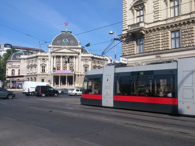 ホテル近くのトラム乗り場から、49番のトラムに乗ると、一本で国会議事堂の前まで来れます。