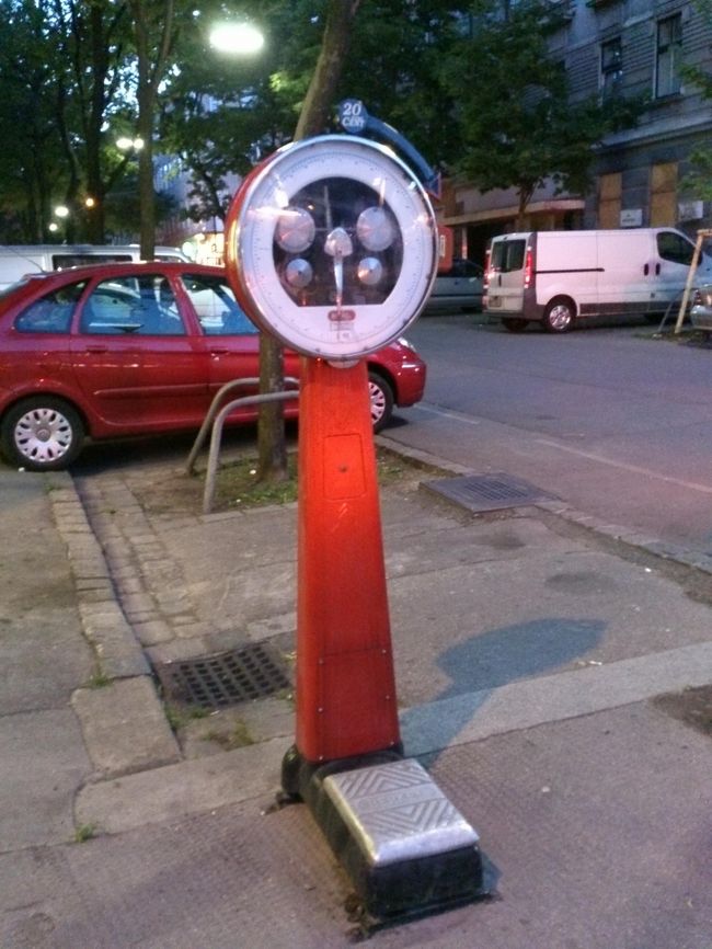 ちなみにウィーンの街中に結構体重計がおいてありました。<br />1回20セントで計れるようです。<br />待ち時間に計るのかな？