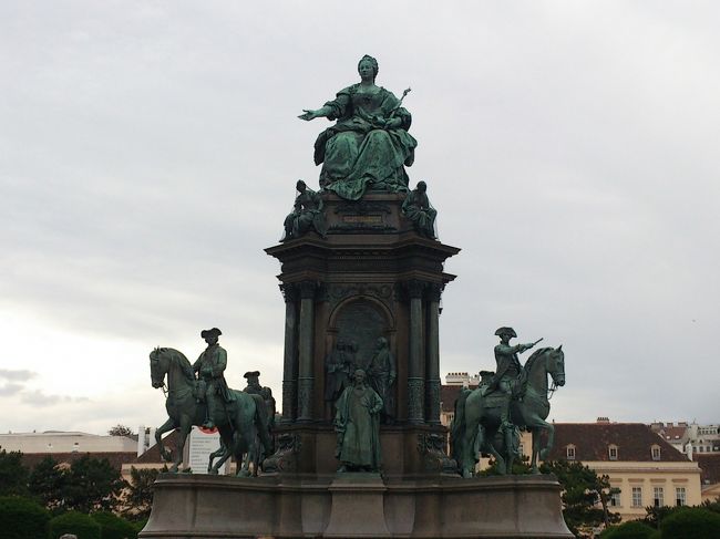 女帝マリア・テレジアの銅像。<br />日本より遙か昔に義務教育を定着させたと聞いてとても尊敬しました。<br />一方でマリーアントワネットの母親と聞いてとても驚きました・・・。