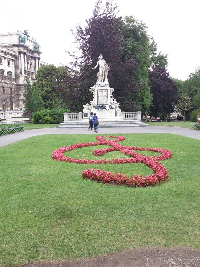 ウィーンと言えば、やはりモーツァルトでしょう。<br />小学生の頃は音楽家はかなり苦手分野ですが、いろいろなところを旅して、少しずつ頭に入ってきました。<br /><br />これまでに覚えた音楽家とリンクさせた土地<br />・ショパン：ワルシャワ<br />・バッハ：ライプチヒ<br />・モーツァルト：ウィーン