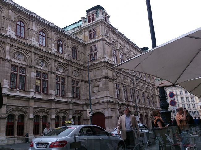 オペラ座。<br />オペラ座、楽友協会、宮殿のどこかで必ず毎晩オーケストラが開かれているようです。<br />ちなみに我々に日は楽友協会となりました。