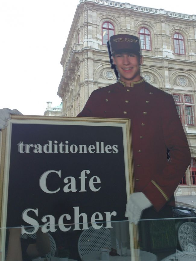 そんなオペラ座の目の前にカフェ ザッハーがありました。<br />事前情報では常に激混みとのことだったのですが、運が良かったのか全く混んでいなかったので入ってみることに。