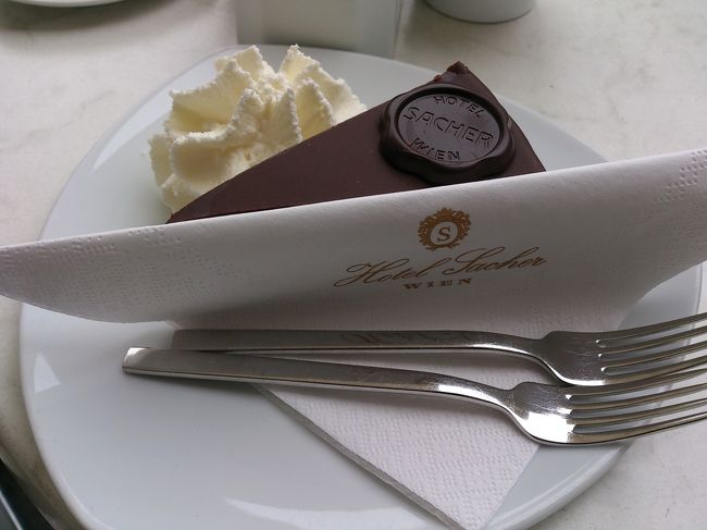 こちらが名物ザッハートルテ。<br />噂通り、クリームは甘くないです。<br />アプリコットジャムが中に入っており、味は上品でした。<br />コーティングされているチョコレートは結構甘く、虫歯治療中の私にはズシリときました。