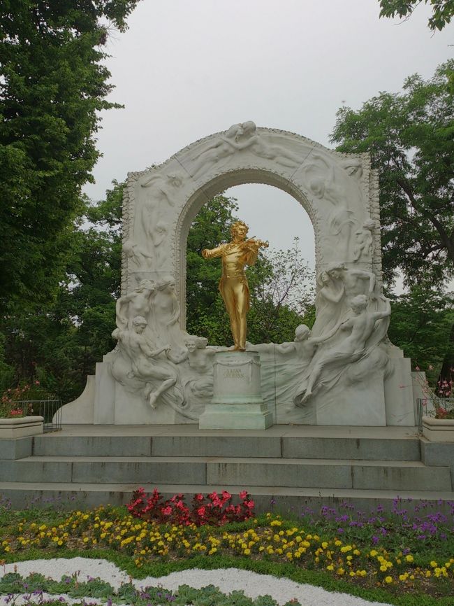 ヨハン・シュトラウスの像<br />市立公園の中にあります。この公園、結構のんびり出来ます。