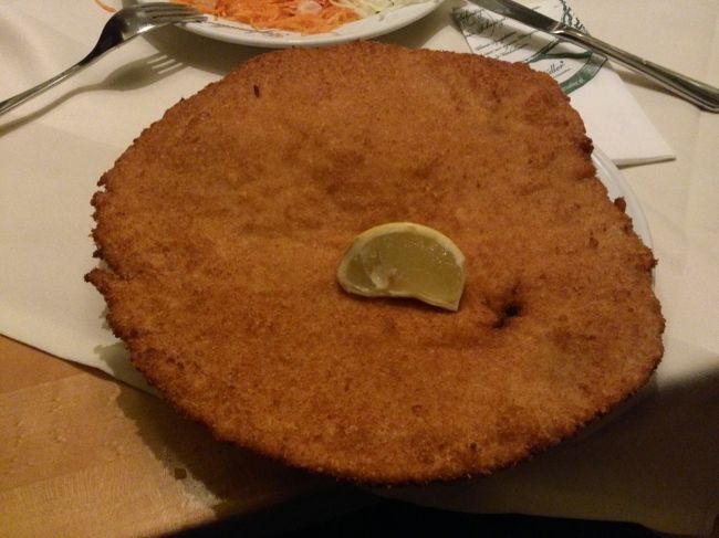 これがオリジナルシュニッツェル。<br />でかい・・・・