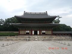 世界文化遺産の昌徳宮です
韓国に15回、足を運んでいて、常宿から徒歩5分の場所にあるのに、一度も行った事がありませんでした。
3000ｳｫﾝ払って見学して見ましょう。