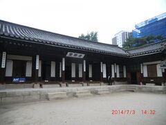 地下鉄3号線、安国駅4番出口から南へ数分歩いた所にウニョングンと言う大韓帝国初代皇帝高宗の父である興宣大院の私邸として建てられた伝統家屋があります。入場無料なので見ていきましょう。