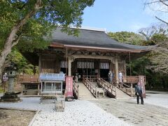 高知市にある『竹林寺』です。
高知市きっての名刹で、高知市に観光に来た人の多くが、このお寺を訪問しているのではないでしょうか？
因みに、写真の「本堂」は国重文です。