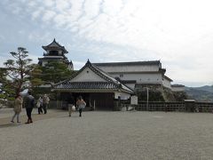 高知市に来たら、ここを見ない手はないでしょう！『高知城』です。
「現存12天守」でもあるこのお城は、国重文の建物の宝庫！さすがの素晴らしさでした。