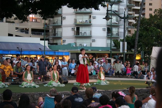 無料(*^▽^*)でフラのショーが観れる野外ステージ。<br /><br />「どこかなぁ〜？まぁこの辺かなぁ〜」<br />なんて適当に、家族バラけて手前の浜辺でのんびりしてたら、<br />気づくのに遅れ、すごい人だかり。<br />いっちばん後ろに立って鑑賞。