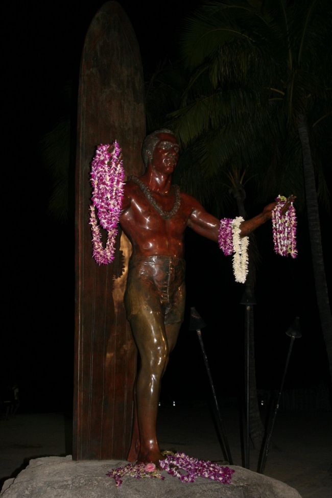 デューク・カハナモク像