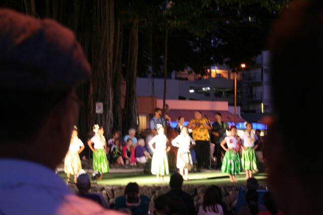 ビーチの風にふかれて<br />歌声とフラに魅せられて<br />心地よいひと時・・・