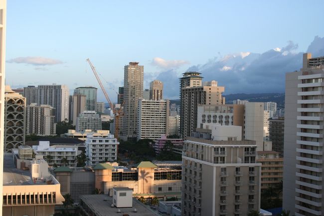 雨の予報ははずれている。<br />きっとハワイの天気予報なんて、<br />はずれてナンボ？