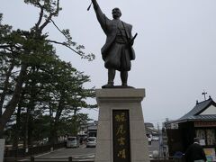 腹ごなしを兼ねて歩いて松江城まで来ました。

松江開府の祖堀尾吉晴(ほりおよしはる)公