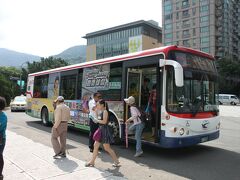 待つこと数分でやってきた815系統のバス。系統によって違うだろうけど、この815系統は士林乗車時はEasyCardのタッチは必要なくて、下車時のみタッチ。

揺られること15分で故宮博物院に着いた！バスから降りてくる人々、海外の観光客らしき姿はなくて、ほとんどが地元台湾の人に見える。