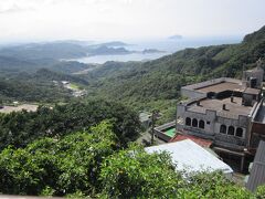 バス停のすぐ裏にある展望台からの眺め。

遠くに海が見える。夕景は綺麗だろう。