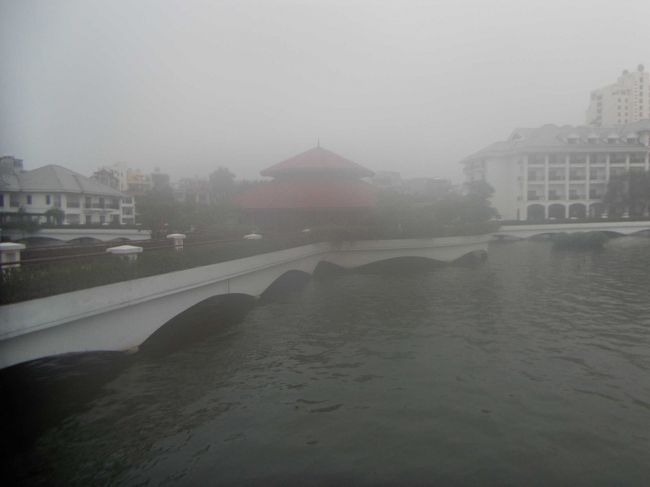 一泊目は本館・二泊目は湖上の部屋でしたが、どちらからも<br />湖が見えて、テラスで寛げるようになっていました。<br /><br />早朝でしたので靄がかかっているのも良い風情です。<br /><br />食事等で本館まで行くのが少々面倒でした、カートでの送迎も<br />あるのですが、わざわざ呼ぶほどでも無く…<br /><br />