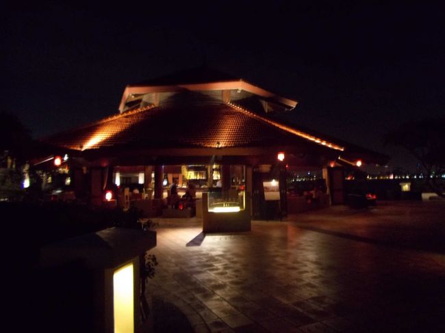 チェックイン時に湖上にあるSunset Barで使用できる<br />ドリンク券を頂きました。<br />せっかくですのでビールを注文させてもらい、夜景を<br />楽しみながら至福の一時を過ごします。