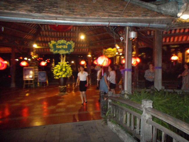 真ん中にあるホールから、それぞれの棟へと分かれます。