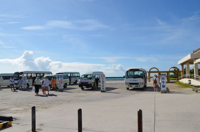竹富港に着いたらレンタサイクル店、水牛車の送迎車が待っている。愛想のいいおじさんの送迎車に乗り込む。と、このレンタサイクル店、竹富港より車で１分の所だった。本当は集落まで送迎車でそこからレンタサイクルの予定が自転車借りていきなり上り坂を集落までこぐ羽目に。