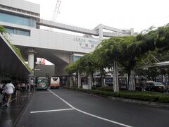 　　旅のスタートは、ＪＲ千葉駅から。    梅雨の真っ最中なので、傘は必然でした。
