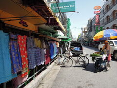 ターニー通り　Tani Rd.


昔（いつの頃だろうか？）は、バンコクの浅草六区・バンランプー市場一帯で一番賑やかな通りで、貴金属店が軒を並べていたそうです。今は衣料品を扱う店ばかりでかなり寂れた様子。
そういえば初めてカオサンに来たときに通り過ぎました。あまりの寂れようにあっという間に通り抜けた記憶があります。

カオサン　＊ バンコク紀行(21) ＊
http://4travel.jp/travelogue/10508453

資料：
「仏都バンコクを歩く」桑野淳一 著
彩流社　2007年
