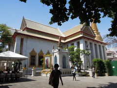 ワット・ボヴォニベート 　Wat Bavorn Niwet


王室第1級寺院です。
「仏都バンコクを歩く」によれば、周辺の観光寺院と一線を画し、厳格な修行寺なのだそう。
カオサンで厳格…。
想像もつかないけど、入っていいのか緊張します。

http://www.watbowon.com