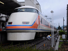 今回は、大宮駅から東武野田線に乗り、まずは春日部駅へと出て、9時33分発の特急『きぬ105号』に乗り換えて鬼怒川温泉駅へと向かった。
途中の下今市駅で日光へ向かう観光客がどっと降り、終点の鬼怒川温泉駅には11時02分に到着した。