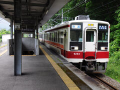 ほとんどの人が鬼怒川温泉駅で降りたが、こちらは11時34分発の普通列車に乗り換え、野岩鉄道の上三依塩原温泉口駅を目指す。
いくつものトンネルを抜け、12時15分に到着。
降り立った上三依塩原温泉口駅は、自然に抱かれた長閑なところだった。