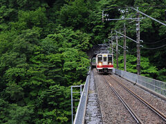 二日目は、川治湯元駅へと送ってもらった。
雨も上がり、晴れ間も覗いている。
しばらく待つと、8時24分発の会津田島行の列車がトンネルを抜けてやってきた。