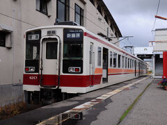 途中の会津高原駅まではトンネルばかりだった。
それでも、トンネルを出る度に緑の山々が見えて綺麗である。
そして、終点の会津田島駅には、9時18分に到着した。
駅構内のみなみやま観光カウンターで受け付けをして、駅前で待っていたタクシーに乗車した。