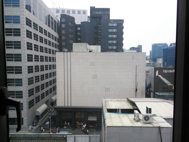 窓からの景色。正面に見える黒い建物はナインツリーホテル。<br /><br />すぐ隣は工事中（ロッテの商業ビルができる？）ですが、騒音は気にならなかったです。<br />