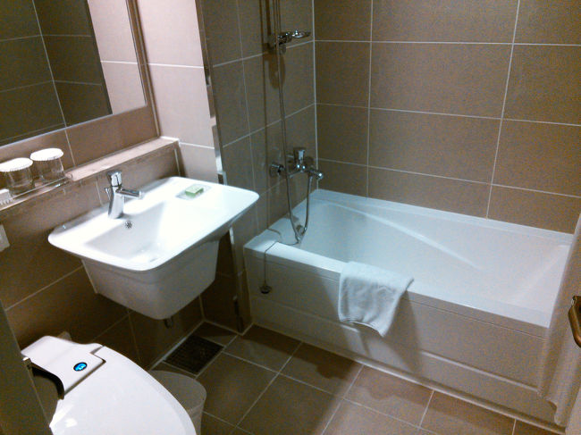 バストイレ。ウォシュレット、自動洗浄機能付。