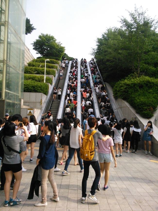 初日の夜はドリームコンサート2014！<br />今年は記念すべき20回目！とのこと…<br /><br />少女時代、EXO、BEAST、APink、VIXXなど30組以上のアーティストが出演。<br /><br />韓国最大のK-POPイベントです！<br /><br />16:30開場、18:00開演なのでホテルに荷物を置いてすぐ出発、ワールドカップ競技場の地下鉄駅を出たら凄い人！<br /><br />と、思ったら…<br /><br /><br />