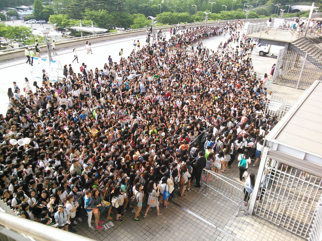 近づくにつれてもっと人！<br /><br />アリーナ席の人たちかな？