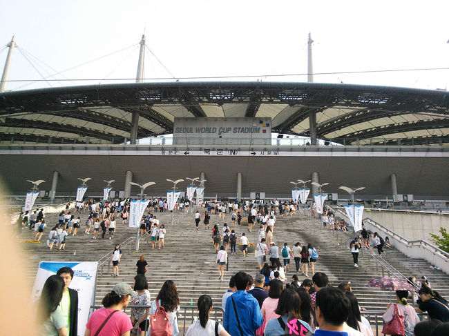 とにかく大きな会場です。<br /><br />みんなペンライトやタオルなどのグッズを購入。イベントは長丁場なので食べ物もいっぱい持ち込んでる。<br /><br />ピザの宅配とか来てたのは笑えた(@_@)<br />