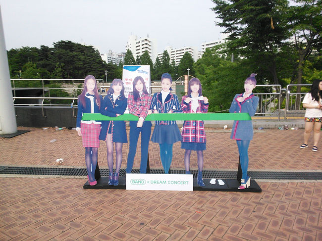 APinkの写真パネル。<br /><br />各アーティストの写真パネルがたくさん並んでました〜♪