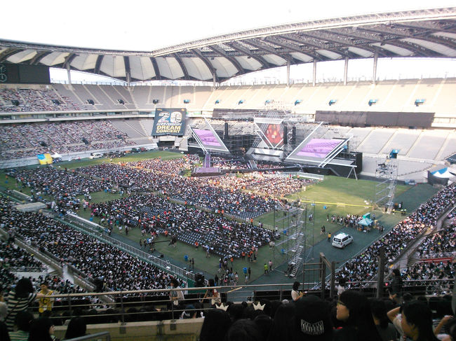 スタンド席、ステージもの凄く遠かったけど盛り上がりました！<br /><br />韓国のファンは一緒に熱唱する系で、人気があるアーティストの時は歌が全然聞こえない(>_<)<br /><br />特にEXOのファンの熱気は凄い！スタンド席はそれぞれのファンがブロックごとに固まっていて、今回はEXOファンのど真ん中の席だったもので…圧倒されました。