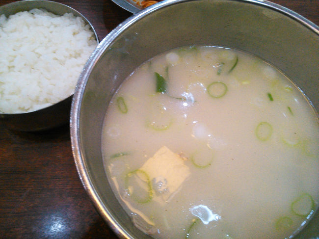 明洞に戻ったのは午前0時前…<br />開いてるお店もあまりなく24時間営業の神仙ソルロンタンへ。<br /><br />久しぶりのソルロンタン、やっぱりスガキヤっぽい味。おいしいって言う事です！<br /><br />ここのカクテキもおいしいです。<br /><br /><br />ホテルに帰り1日目はこれで終了です☆<br /><br /><br /><br />