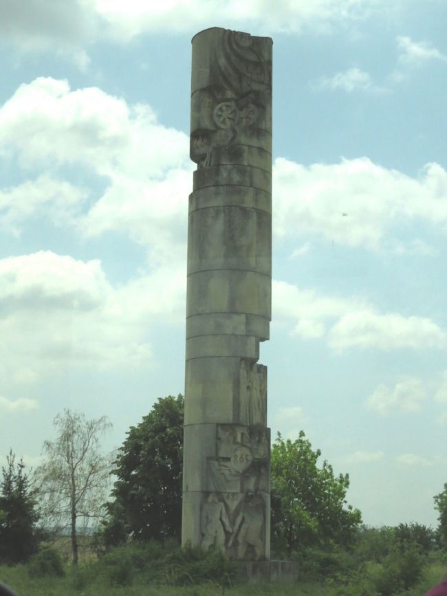 ブルガリア人の歴史を刻んだモニュメントを通過です。