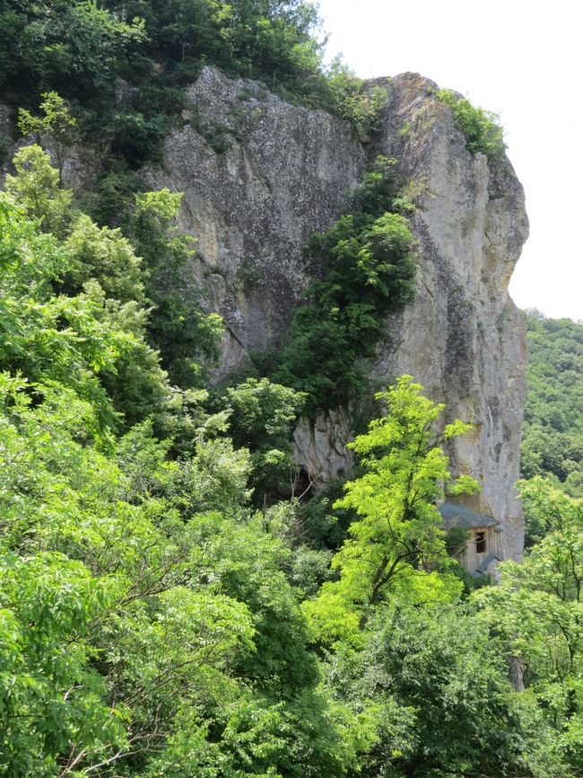 振り返ると岩肌に、岩窟教会が見えます。