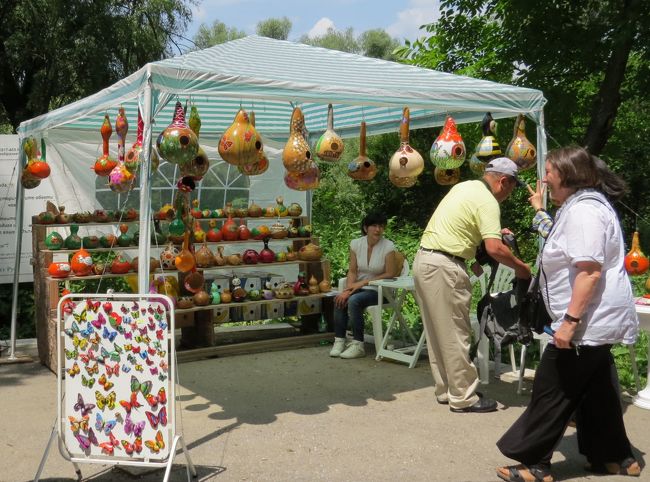 駐車場近くのお土産屋さんです。<br />ひょうたんの民芸品です。