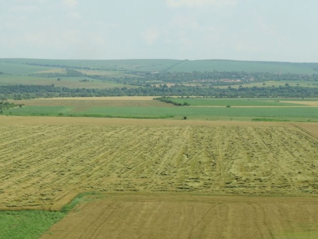 イワノボからベリコタルノボへ向かいます。車窓には農耕地が広がります。