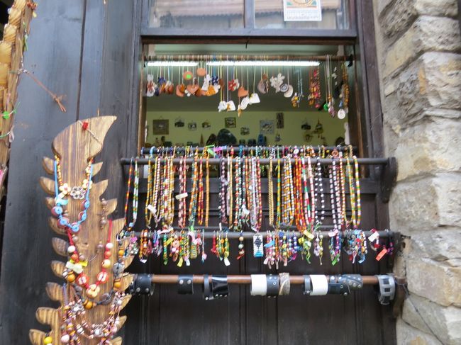 首飾りやペンダントが並んでいます。