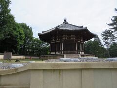 興福寺北円堂の横を通って・・・