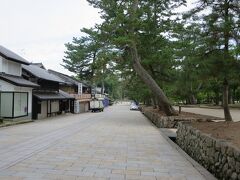 東大寺の参道まで、やってきました(^O^)

まだ、お店の人が掃除を始める時間です。