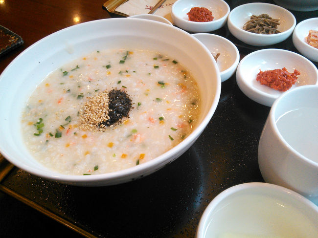 定番カニのおかゆ　8000W<br /><br />量も味も満足、アジュンマ１人でお客をさばいてました。<br />