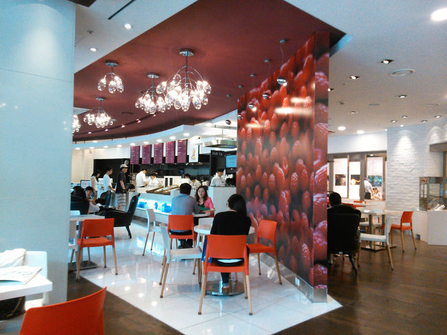 63ビルのエントランスにあるカフェ。<br /><br />暑い中ちょっと歩いただけだけど、冷たいものが食べた〜い！と言うことで…<br /><br />