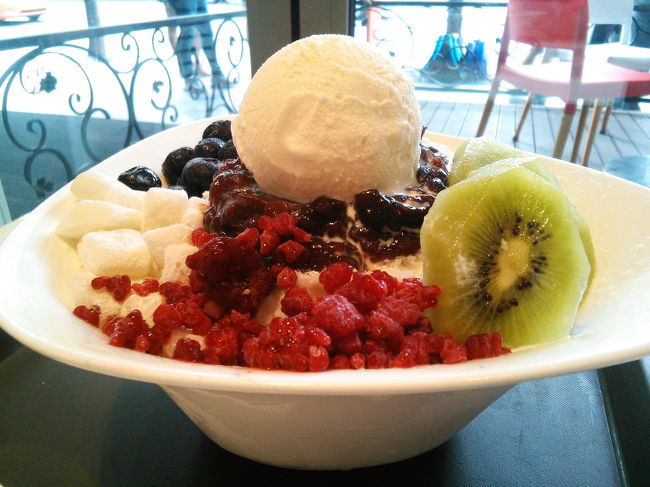 ベリーパッピンス！(パッピンス1つ目、今回のピンスランク1位)<br /><br />ここの氷はきめ細かく粉雪のようでした。<br />初めてのパッピンス！うま〜い♪<br /><br />たしか12000W